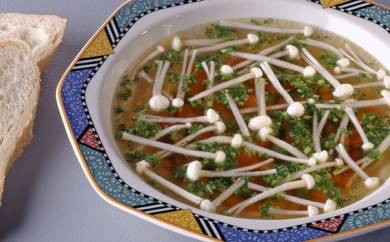 Suppe med Enoki-svampe