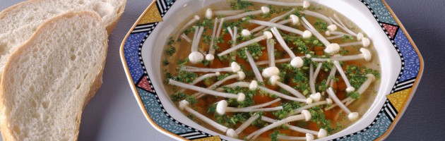 Suppe med Enoki-svampe
